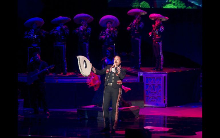 Pepe Aguilar fue uno de los artistas que participaron en el Teletón-USA que se transmitió durante 28 horas. ARCHIVO  /