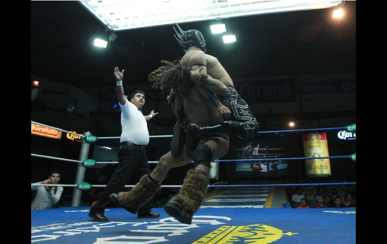 La función de lucha libre del domingo familiar de la Arena Coliseo de Occidente.  /