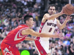 Gana el duelo. José Manuel Calderón ejecuta un pase ante la marca de Jeremy Lin. EFE  /