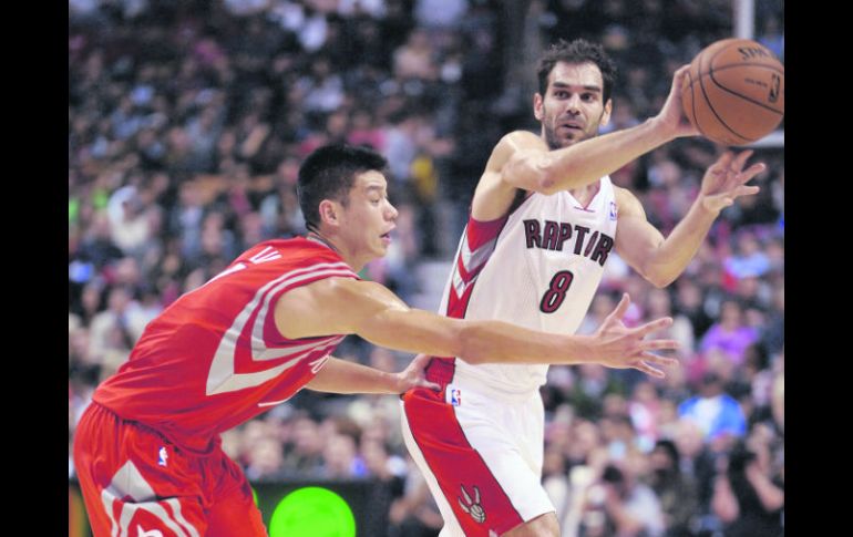 Gana el duelo. José Manuel Calderón ejecuta un pase ante la marca de Jeremy Lin. EFE  /