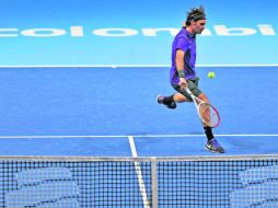 Con estilo. Roger Federer realiza una devolución, durante su duelo en la capital de Colombia. EFE  /