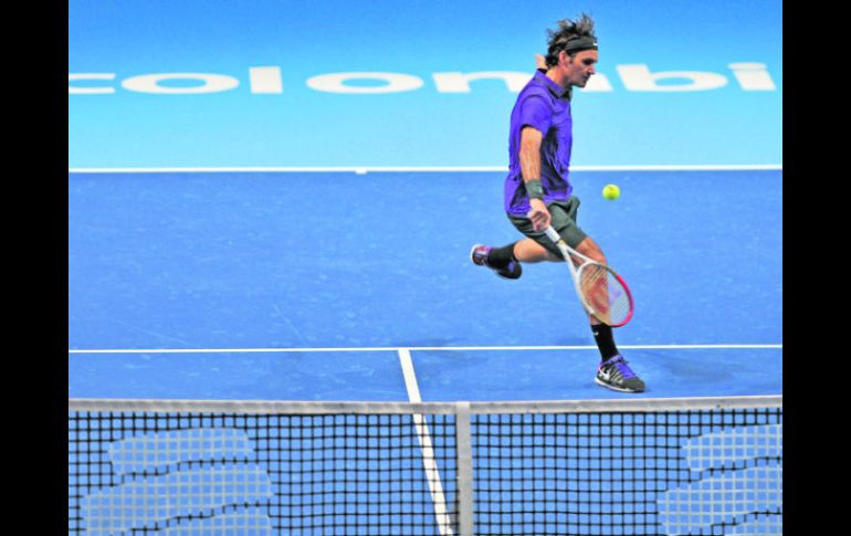 Con estilo. Roger Federer realiza una devolución, durante su duelo en la capital de Colombia. EFE  /