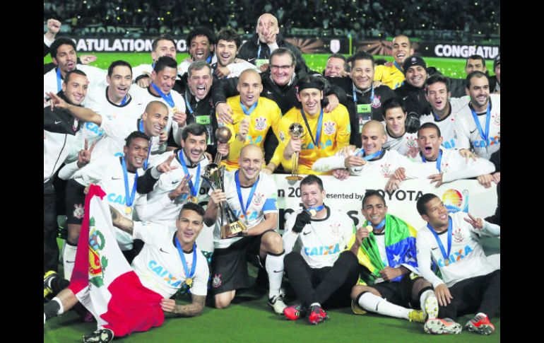 Los jugadores del ''timão'' (Cortinthians) celebran el triunfo, tras haber superado a los ''Blues'' en el Estadio de Yokohama. REUTERS  /