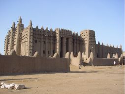 La gran Mesquita de Djenné es famosa por su estructura a base de barro y adobe. ESPECIAL  /