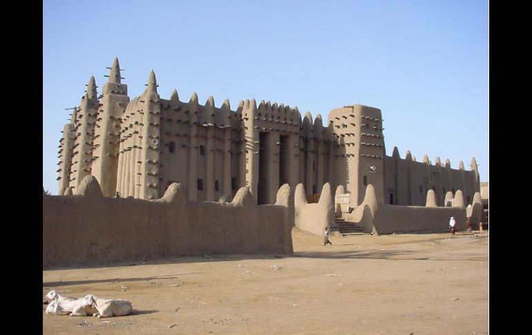 La gran Mesquita de Djenné es famosa por su estructura a base de barro y adobe. ESPECIAL  /