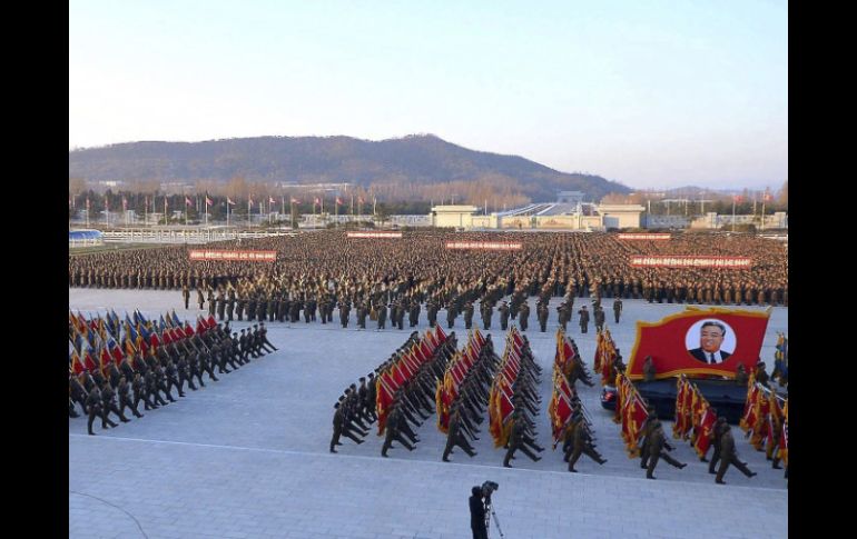 Celebraciones en honor al ex mandatario Kim Jong II. EFE  /