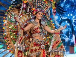 La mexicana Karina González con el vestido que realza la historia de México. AFP  /