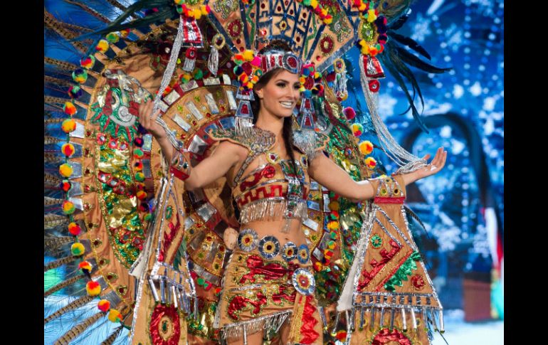 La mexicana Karina González con el vestido que realza la historia de México. AFP  /