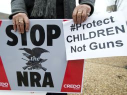 Un manifestante sostiene un letrero contra las armas durante una marcha en Washington. AP  /