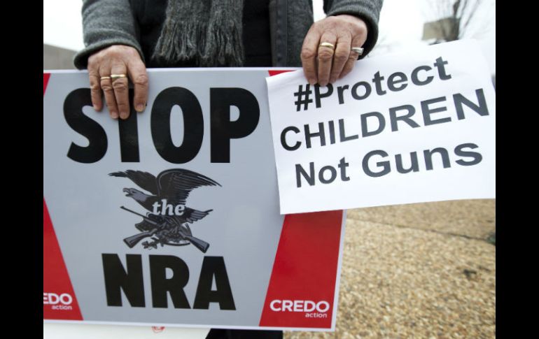 Un manifestante sostiene un letrero contra las armas durante una marcha en Washington. AP  /