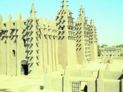 Patrimonio de la humanidad. La mayor mezquita del mundo construida con adobe es la de Djenné, en Malí, África. ESPECIAL  /