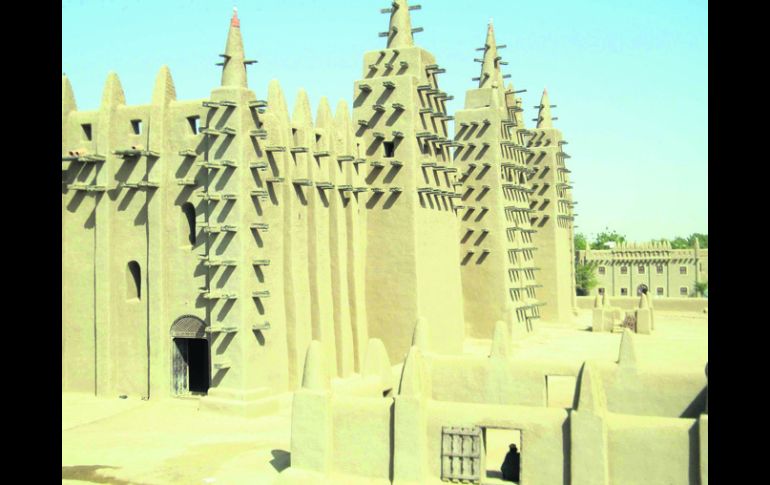 Patrimonio de la humanidad. La mayor mezquita del mundo construida con adobe es la de Djenné, en Malí, África. ESPECIAL  /