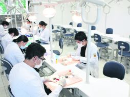 Alumnos del Centro Universitario de Ciencias de la Salud (CUCS) trabajan en las áreas remodeladas este año en ese campus de la UdeG.  /