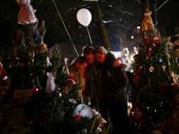 Mujeres rezan en un improvisado altar en honor de las víctimas del tiroteo. REUTERS  /