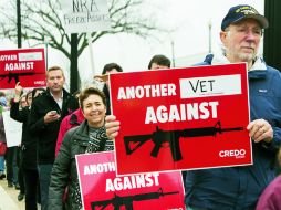 PROTESTA. Veteranos de guerra se manifiestan en Washington, frente a las instalaciones de la Asociación Nacional del Rifle. AFP  /