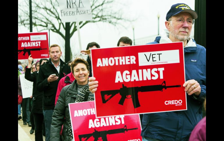 PROTESTA. Veteranos de guerra se manifiestan en Washington, frente a las instalaciones de la Asociación Nacional del Rifle. AFP  /