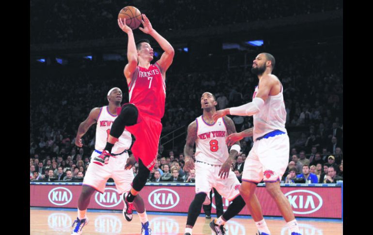 Jeremy Lin, fenómeno mediático de Nueva York la temporada pasada, volvió vistiendo el uniforme de Houston. AFP  /