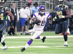 Adrian Peterson (28) tuvo su mejor actuación del año ante los Carneros de San Luis, donde superó las 200 yardas.  AP  /