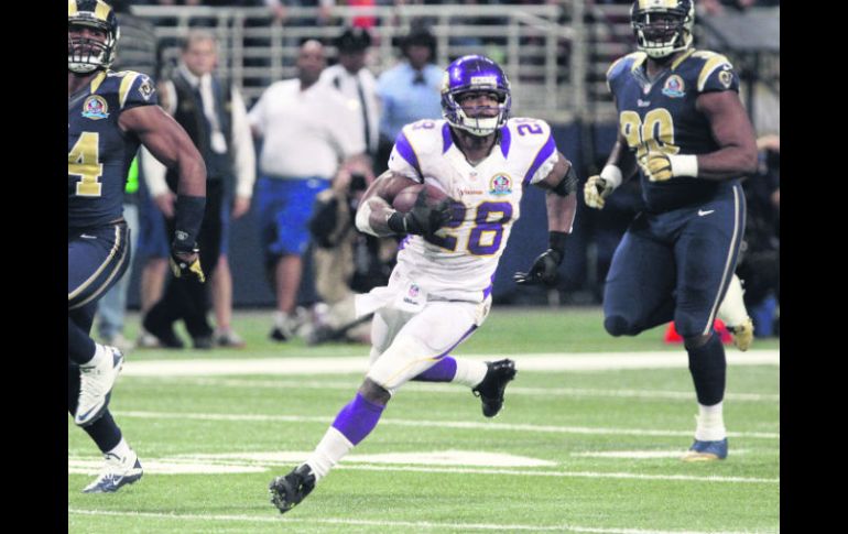 Adrian Peterson (28) tuvo su mejor actuación del año ante los Carneros de San Luis, donde superó las 200 yardas.  AP  /