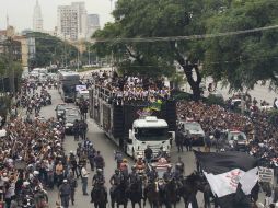 Jugadores del Corinthians reciben el saludo de sus aficionados en las calles de Sao Paulo. AP  /