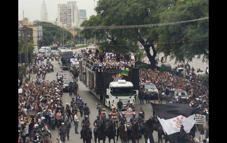 Jugadores del Corinthians reciben el saludo de sus aficionados en las calles de Sao Paulo. AP  /