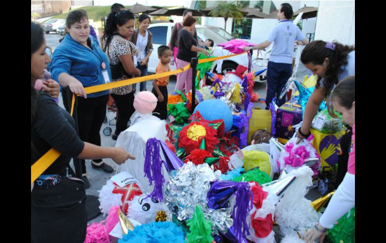 Más de 20 escuelas donaron casi 300 piñatas.  /