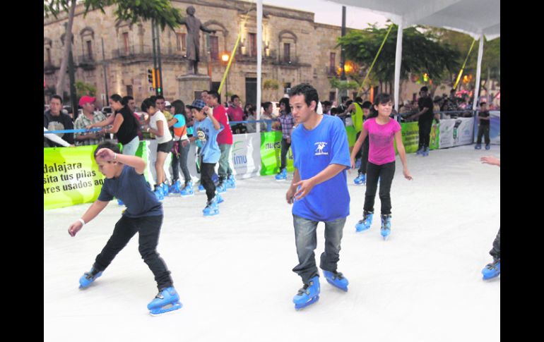 Primeros pasos. Tras el acto inaugural, los patinadores mostraron su destreza sobre el hielo.  /