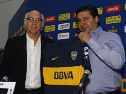 Carlos Bianchi (i), y el presidente del club, Daniel Angelici (d), durante la presentación  en el estadio ''La Bombonera''. EFE  /