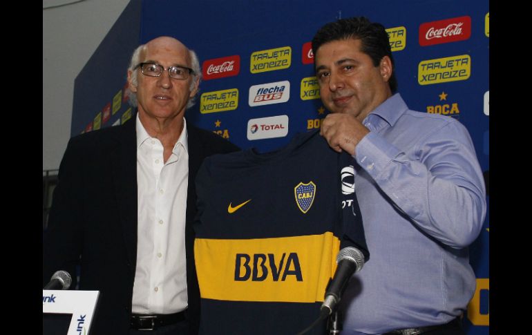 Carlos Bianchi (i), y el presidente del club, Daniel Angelici (d), durante la presentación  en el estadio ''La Bombonera''. EFE  /