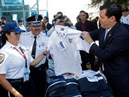 El titular de la SVyT, Diego Monraz Villaseñor, hace entrega de los uniformes.  /