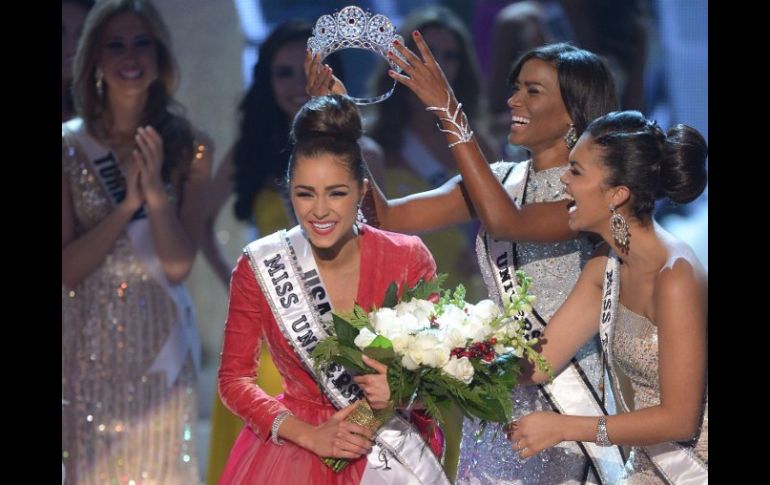 La estadounidense Olivia Culpo recibe la corona. AFP  /