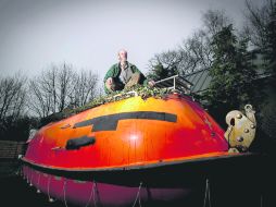 PRECAVIDO. Pieter van der Meer posa en el bote salvavidas de su jardín en Kootwijkerbroek, Holanda. EFE  /