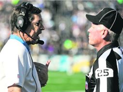 Defiende su causa. Norv Turner discute con uno de los oficiales, durante el partido ante los Cuervos de Baltimore. AP  /