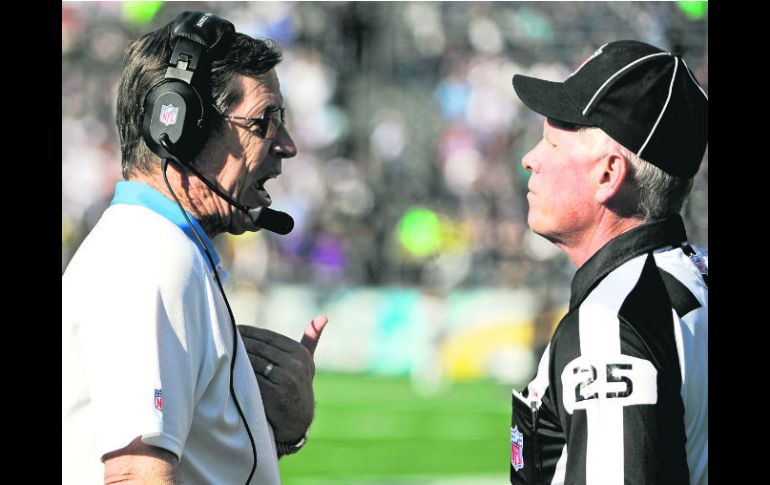 Defiende su causa. Norv Turner discute con uno de los oficiales, durante el partido ante los Cuervos de Baltimore. AP  /