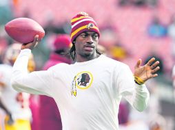 Destanteando al enemigo. Robert Griffin III salió a calentar el domingo en Cleveland, pero al final no fue activado. AP  /