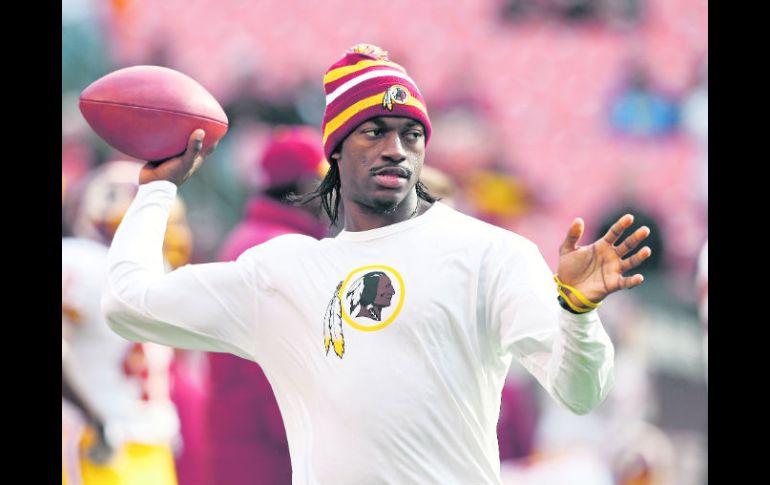 Destanteando al enemigo. Robert Griffin III salió a calentar el domingo en Cleveland, pero al final no fue activado. AP  /