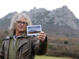 Jean-Louis Socquet-Juglard muestra la foto de una nave sobre el monte Bugarach (Se comenta que se trata de un fotomontaje). AFP  /