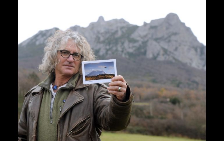 Jean-Louis Socquet-Juglard muestra la foto de una nave sobre el monte Bugarach (Se comenta que se trata de un fotomontaje). AFP  /