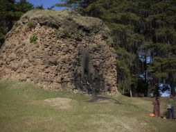 Personas participan en una ceremonia maya frente al ''Templo de Tohil'' en la ciudad maya de Gumarcaj. XINHUA  /