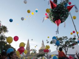 Se rompió una macro piñata que mide aproximadamente cuatro metros de diámetro.  /