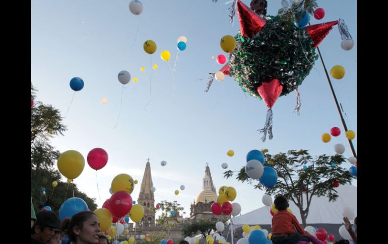 Se rompió una macro piñata que mide aproximadamente cuatro metros de diámetro.  /