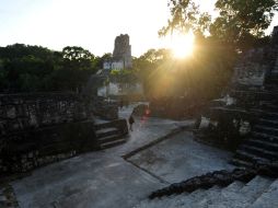 El sitio arqueológico de Tikal en el ocaso del quinto sol. AFP  /