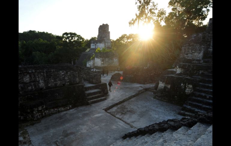 El sitio arqueológico de Tikal en el ocaso del quinto sol. AFP  /