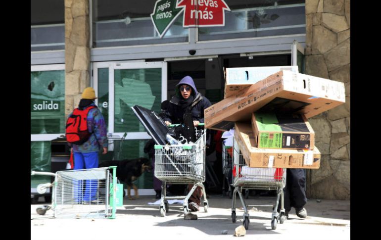 La gente sale corriendo con sus carritos llenos. REUTERS  /