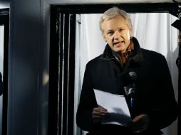 Assange habló desde el balcón de la embajada ecuatoriana en Londres. NTX  /