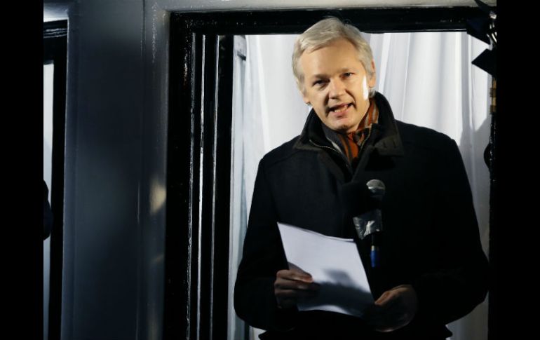 Assange habló desde el balcón de la embajada ecuatoriana en Londres. NTX  /