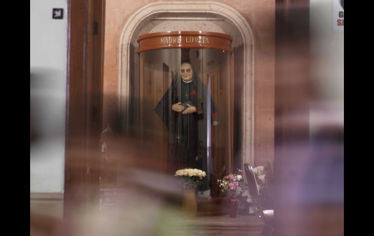 Venerada por creyentes. Un altar dedicado a la Madre Lupita está ubicado al interior del Hospital Santa Margarita.  /