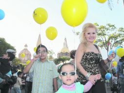 Los niños y familias invitados también tuvieron macropiñata y Nacimiento, en la misma plaza donde está instalada la pista de hielo.  /