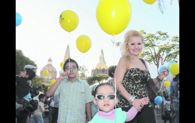 Los niños y familias invitados también tuvieron macropiñata y Nacimiento, en la misma plaza donde está instalada la pista de hielo.  /