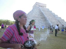 Turistas arriban a Chichén Itzá, en Yucatán. Este sitio arqueológico se une a los cinco países que festejan el fin de la era maya.  AFP  /